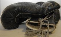 1024px-Black_boxing_gloves